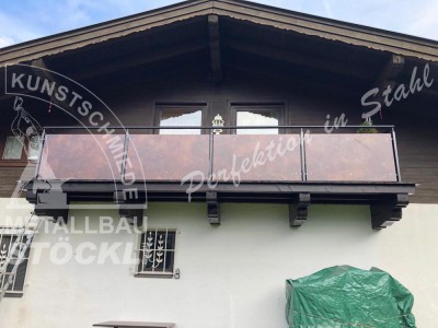Metallbau Geländer mit Fassadenplatten